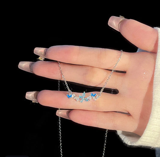 Silberfarbene Schmetterlingskette mit blauen Kristallen