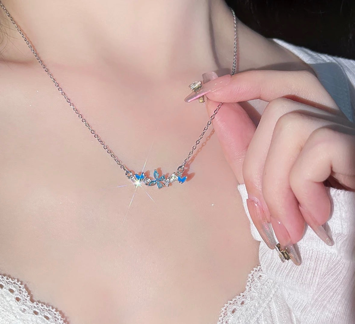 Silberfarbene Schmetterlingskette mit blauen Kristallen