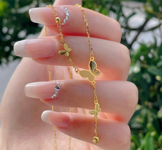 Goldfarbene Schmetterlingskette mit zarten Anhängern