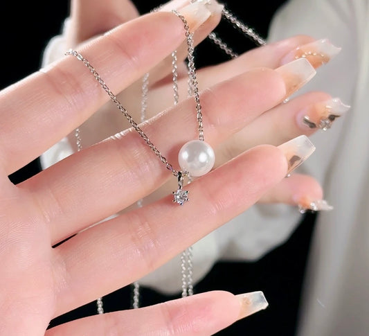 Elegante Perlenkette mit funkelndem Anhänger