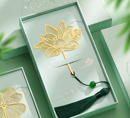 Lotus Lesezeichen aus Metall in Goldoptik mit grüner Perle und Quaste – Little Shark