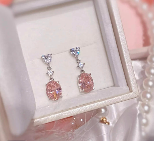 Elegante Hängeohrringe mit rosa Kristall