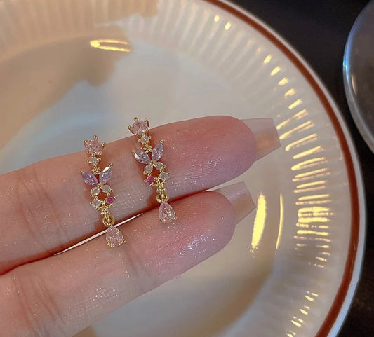 Zarte Blumen-Ohrhänger mit rosa Kristallen