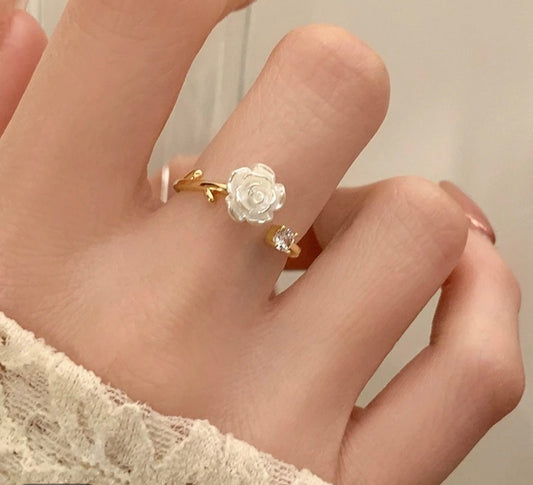 Offener Goldring mit Rose am Finger getragen – Little Shark