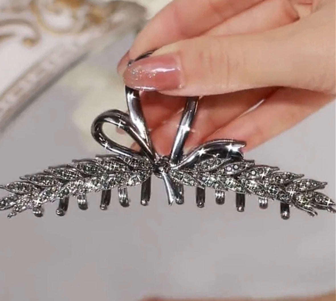Haarklammer mit Schleife und Strass-Blättern – Little Shark