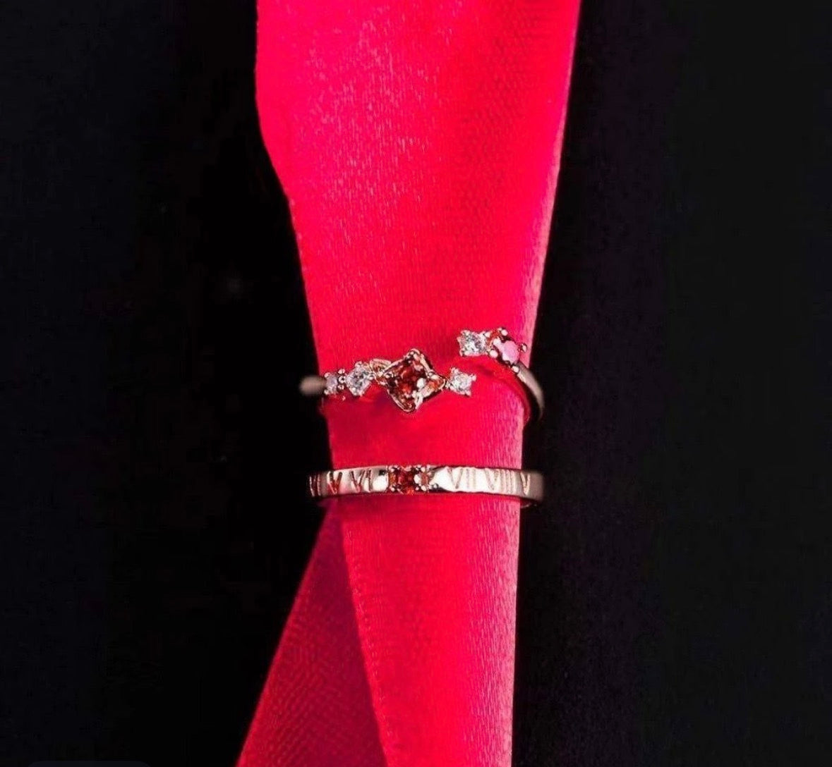 Offener Roségold-Ring mit roten Zirkonia – Little Shark