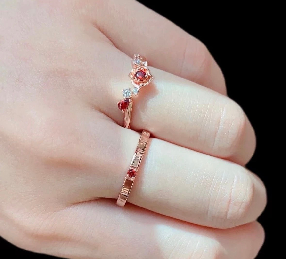 Offener Roségold-Ring mit roten Zirkonia – Little Shark