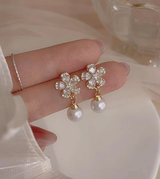 Blüten-Ohrstecker mit Perlenanhänger